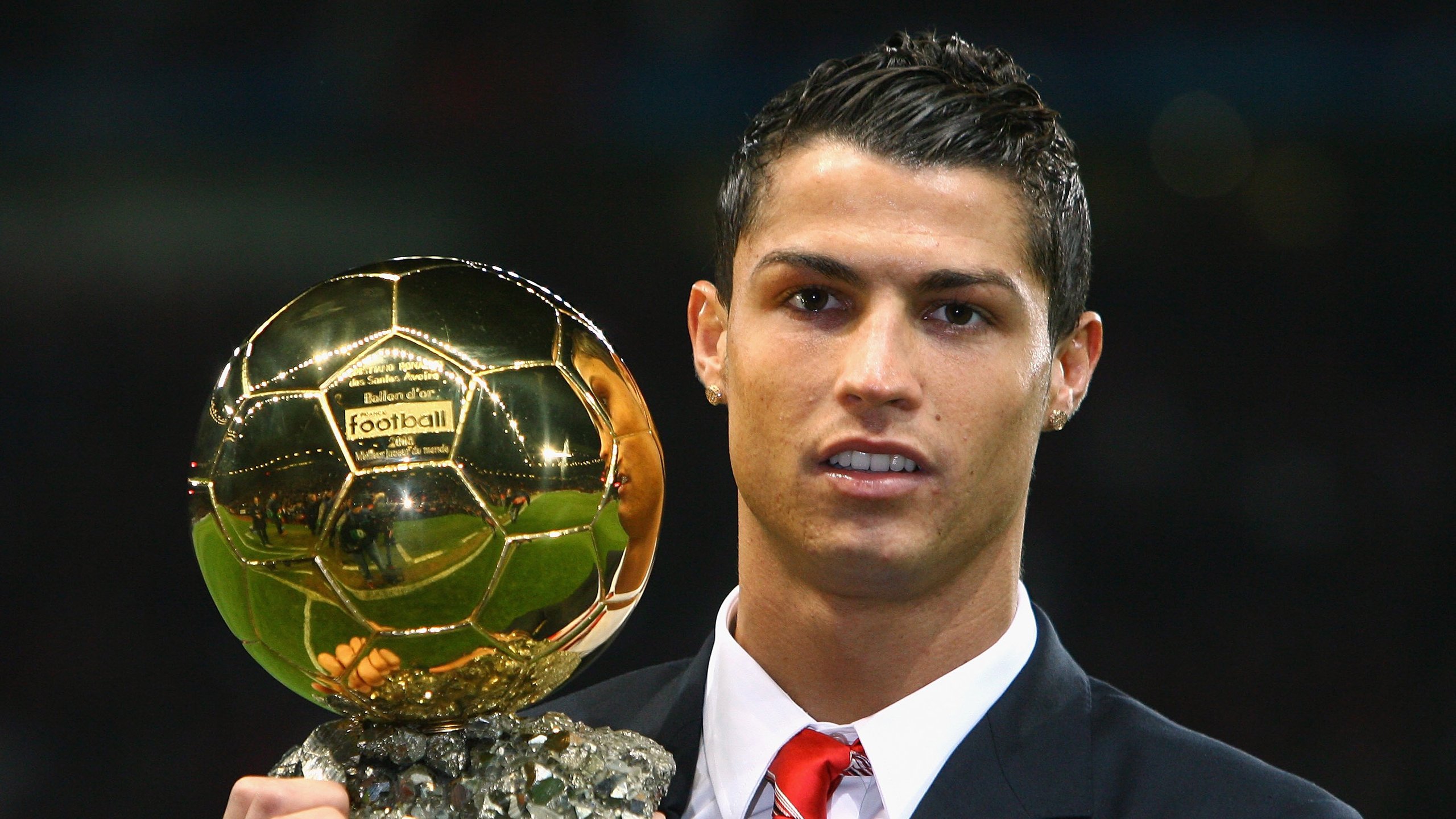 “AI越位+裁判头戴摄像:技术革新引发热议”